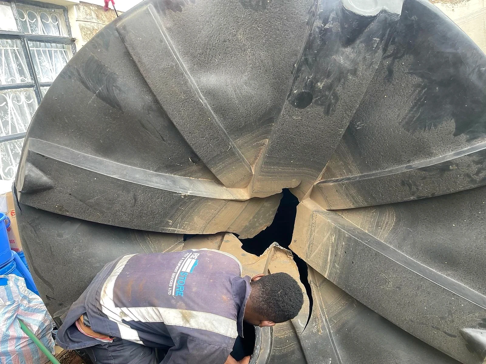 A collapsed tank top reconstructed â before repair